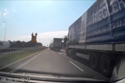 Ostra jazda między szeryfami blokującymi pas na S8