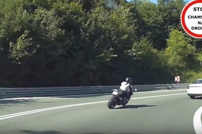 Nagranie z wypadku motocyklisty na DK28 - wyprzedzał na zakrętach 