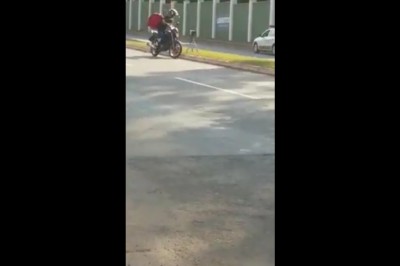 Wkurzony kierowca kontra fotoradar. Policjanci nie mieli szans 