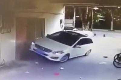 Wyjazd z parkingu zakończony dachowaniem. To dopiero umiejętności 