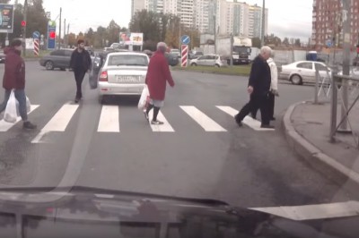 Dostał gazem po oczach za cwaniakowanie na środku drogi