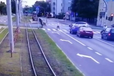 Nagranie ze śmiertelnego wypadku na przejściu. Poszukiwani rowerzyści - Toruń 