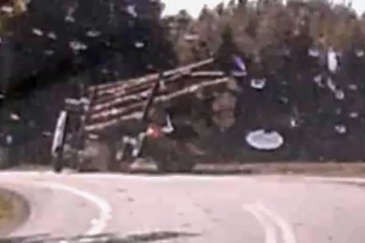 Wypadł z zakrętu TIRem, którym wiózł drewno. Przesadził z prędkością