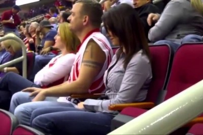 Dlatego na mecz nie zabiera się żony. Słodka zemsta na wściekłej kobiecie