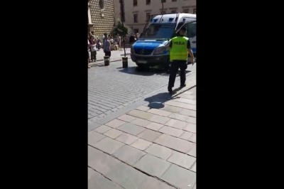 Nagranie z popisu policjantów w Krakowie. Wjechali na barierki