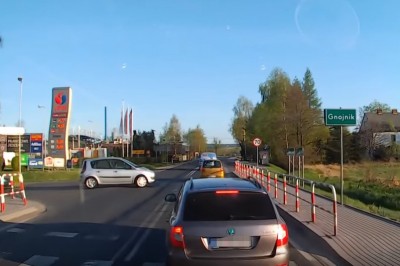 Wypadek motocyklisty na prostej drodze. Nie miał żadnych szans 