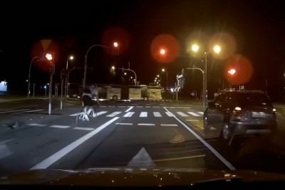 Kolejny żenujący przykład jazdy rowerzysty przez skrzyżowanie 