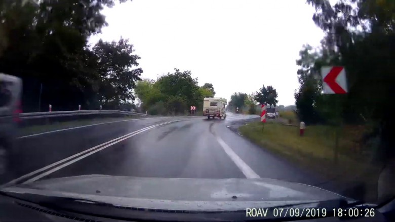 Wystarczy moment. Nagranie poślizgu po wjechaniu na plamę oleju