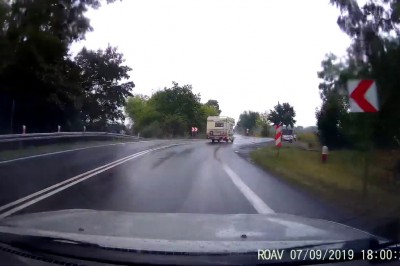 Wystarczy moment. Nagranie poślizgu po wjechaniu na plamę oleju 