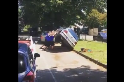 Trzech koksów robi porządki na ulicy. Nie ma takiego parkowania