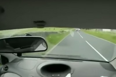 Ziomek i jego reakcja po dachowaniu na prostej drodze