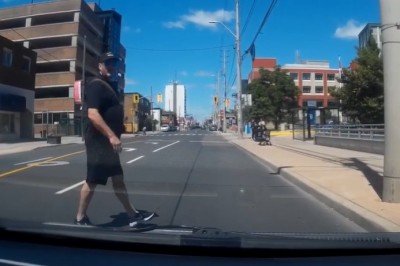 Chciał wyjść na kozaka, a narobił sobie wstydu. Pieszy kontra kierowca