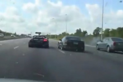 Wyścig kozackich aut na autostradzie zakończony konkretnym dzwonem