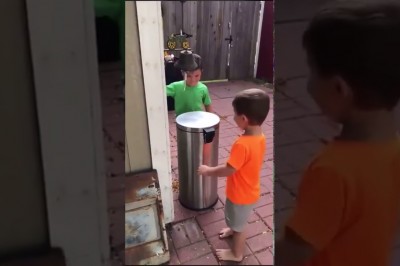 Dwóch młodych rozwaliło system. Wystarczył im śmietnik do rewelacyjnej zabawy