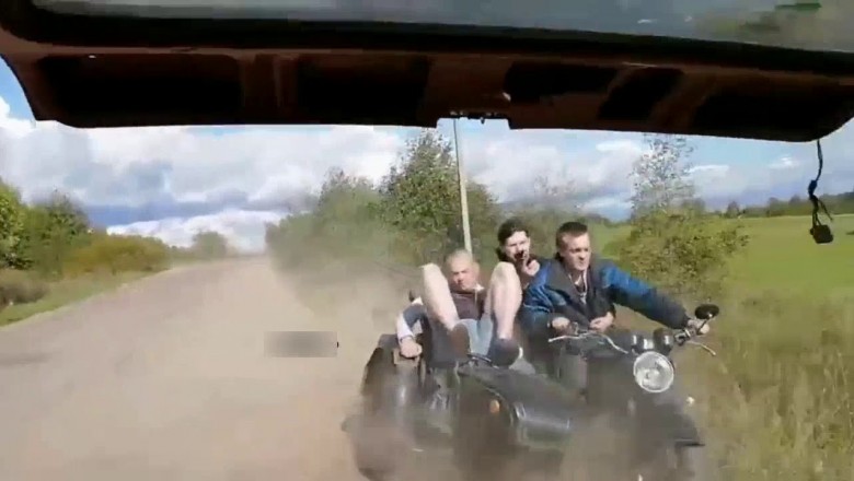 Magiczna sztuczka trzech typów na motocyklu. Mina jednego bezcenna