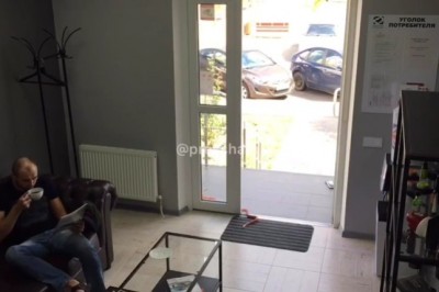 Siedzisz sobie spokojnie, pijesz kawę, a tu wpada do lokalu taki gość