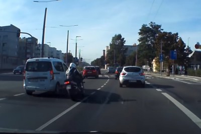 Motocyklista walnął w auto w Gdyni, po czym uciekł z miejsca zdarzenia