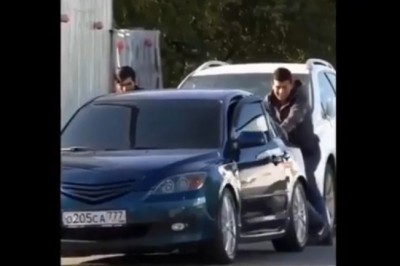 Chłopaki pomożecie mi pchnąć auto? Dobra wkręta na środku ulicy