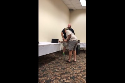 Do tej roboty trzeba mieć stalowe nerwy. Gość kontra węże w pudełku 