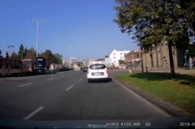 Nagranie z wypadku autokaru z tramwajem w centrum Gdańska 