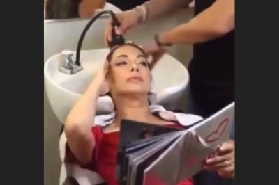 Kiedy klientka u fryzjera nie może wysiedzieć i przeszkadza jej mycie głowy