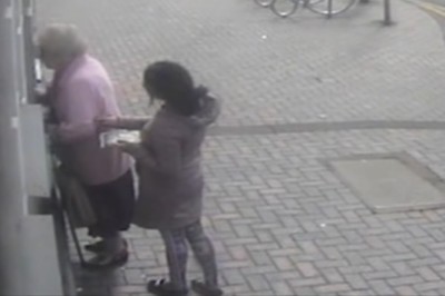 81-letnia babcia musiała się bronić pod bankomatem. Nagranie z zajścia