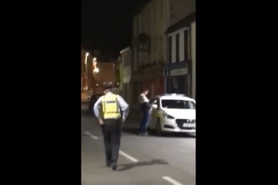 Ziomek na dzielni odlał się na radiowóz przy policjancie