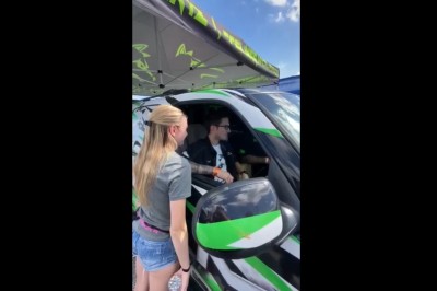 Blondyna mało nie odleciała. Właściciel auta konkretnie ich zaskoczył