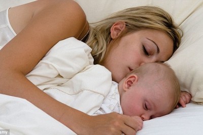 Dziecko często się budzi i nie daje Ci się wyspać? Zobacz co radzą pediatrzy 