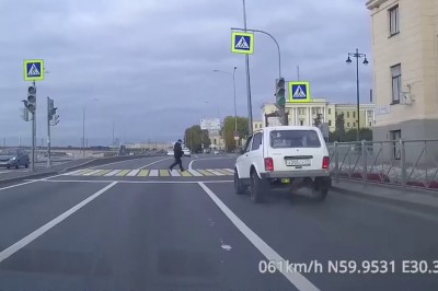 Dlaczego nie przebiegać na czerwonym. Groźna sytuacja na przejściu 