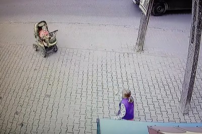 Kurier uratował dziecko w wózku. Nagranie z bohaterskiej akcji w Szczecinku 