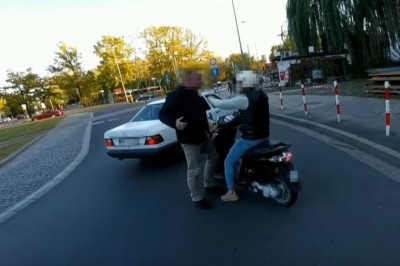 Agresywny kierowca Merca vs skuterzyści. Czy on powinien mieć prawko?