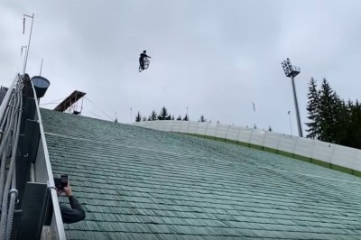 Skok rowerem ze skoczni narciarskiej. Nie wyglądało to dobrze 