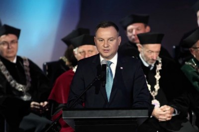 Andrzej Duda opowiada suchara niczym Karol Strasburger w Familiadzie 