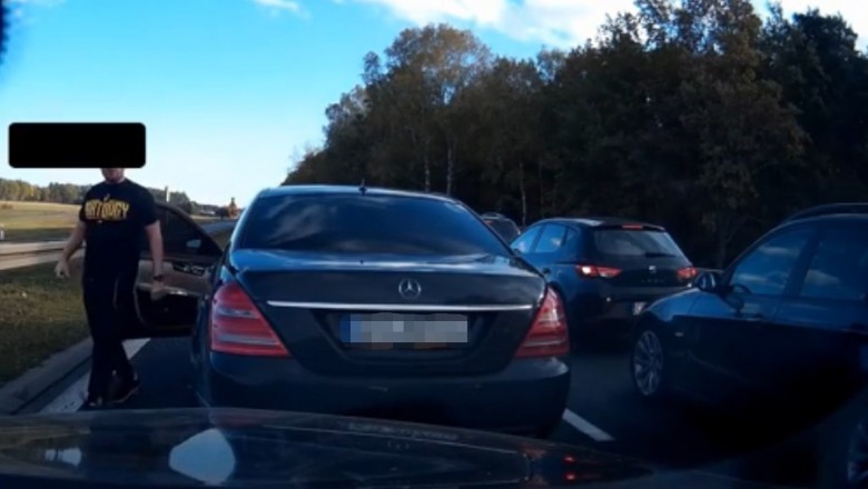 Agresywny szeryf z Mercedesa grozi pałką na S8. Ładnie go poniosło