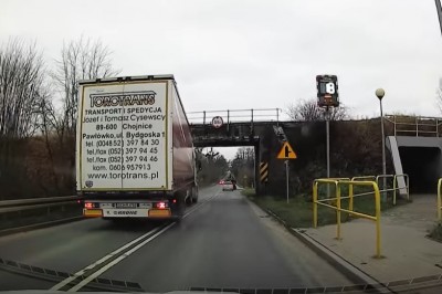 Przejdziesz mobilku, śmiało ciśnij. Kasacja naczepy pod wiaduktem