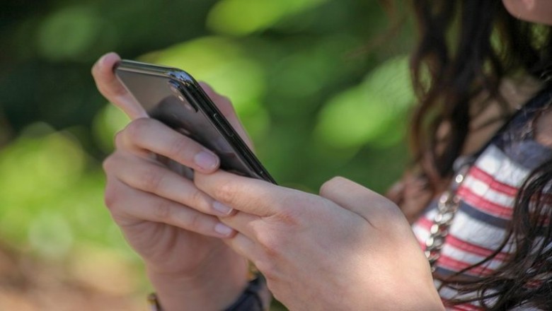 Wysłała SMS-a na numer nieżyjącego taty. Była w szoku gdy dostałą odpowiedź