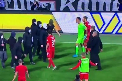 Kibice wystartowali do piłkarzy na boisku. Do akcji wkroczył Rafał Gikiewicz 