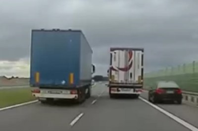 Kierowca BMW pędzi pasem awaryjnym, a później hamuje przed TIRem