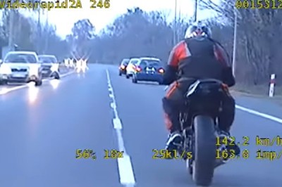 Seba w dresiku na motocyklu ucieka przed policją - nagranie z wideorejestratora 