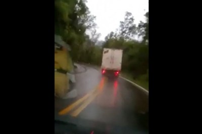 Awaria hamulców w ciężarówce podczas zjazdu krętą drogą - nagranie z auta