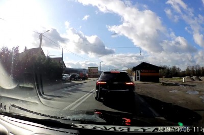 Dziewczyna w Audi i jej akcja na środku drogi. Trochę ją poniosło