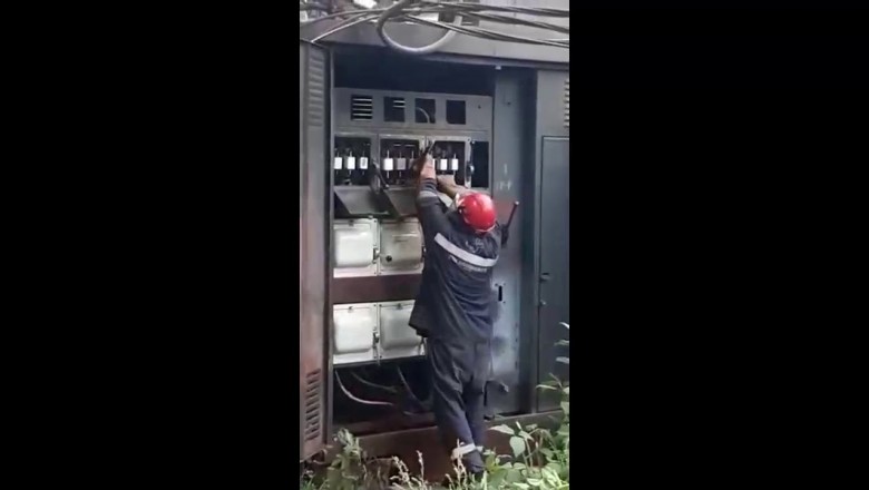 Waldek to fachowiec od elektryki. Jak on podłączy to, aż iskry lecą