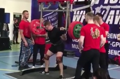 Mocna kontuzja kolana podczas podnoszenia ciężarów