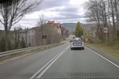 Ślepi policjanci? Kierowca łamie przepisy, a Ci nie reagują 