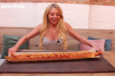 Wydaje Wam się, że potraficie dużo zjeść? Blondyna kontra ogromny hot dog