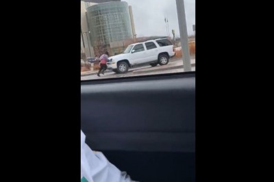 Typ w kominiarce blokuje auto. Szybko dostaje lekcję od kierowcy