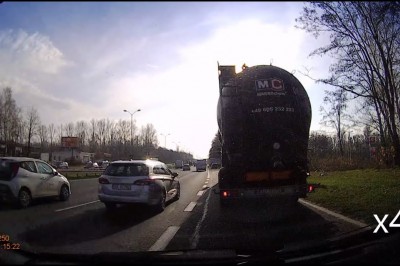 Nawalony kierowca kasuje auto w Katowicach. Nagranie z samochodu