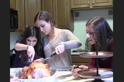 Dziewczyny coś jest w indyku. Konkretna wkręta taty na trzech córkach 