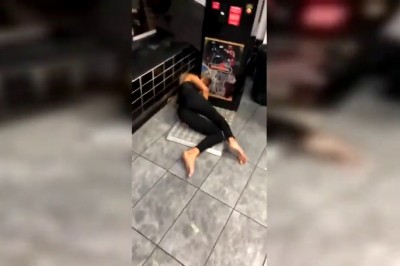 Blondyna zgubiła dwie jedynki po zabawie w pubie